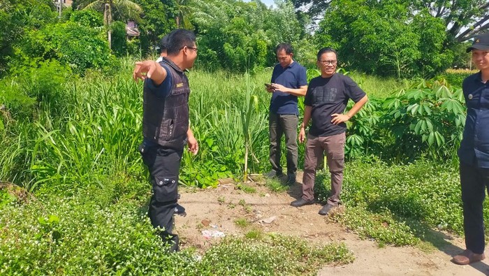 Wakil Ketua II DPRD Parepare, Rahmat Sjamsu Alam bersama BPBD, Dinas PUPR dan pemerintah setempat melihat titik langganan banjir.