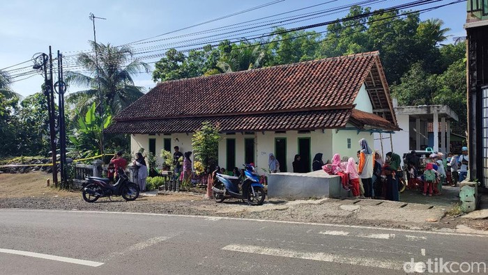 Warga berkumpul di lokasi tempat penemuan mayat wanita terbungkus selimut di Kota Banjar.