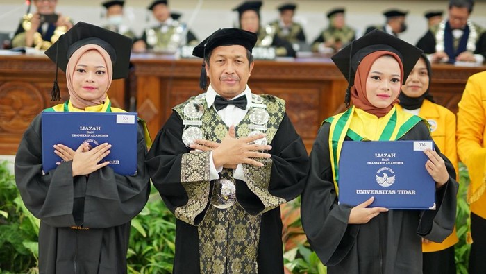Wisudawan kembar, Yuana Sari dan Yuani Saputri di Universitas Tidar (Untidar) Magelang.
