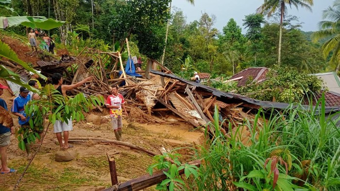 5 rumah warga di Cibeber, Lebak, rusak akibat tanah longsor.