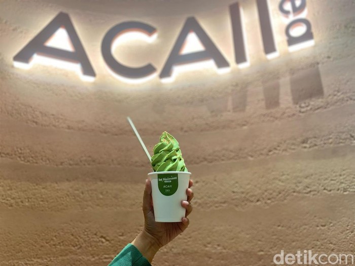 Acaii punya menu moissant atau mochi croissant dengan topping es krim matcha.