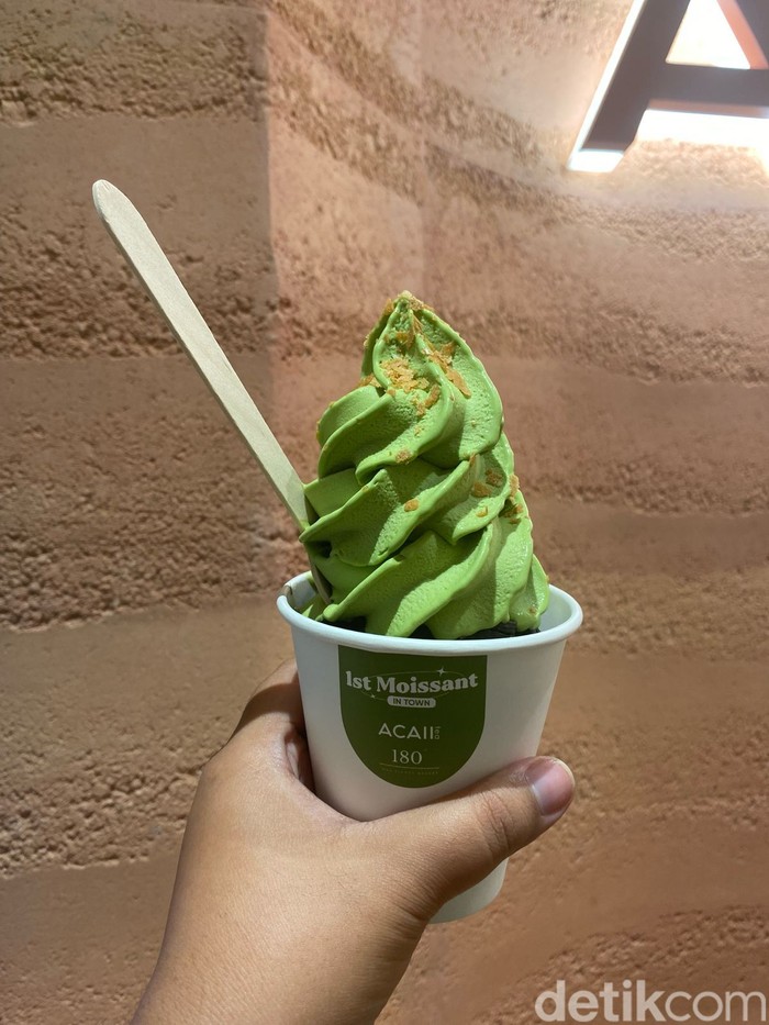 Acaii Acaii punya menu moissant atau mochi croissant dengan topping es krim matcha.
