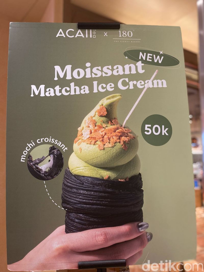 Acaii punya menu moissant atau mochi croissant dengan topping es krim matcha.