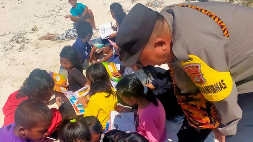 Aipda Nukrah, menjalankan program literasi bagi anak-anak di desa Binaan, Desa Bajo Pulo Kecamatan Sape Kabupaten Bima, NTB yang masuk wilayah 3T. (Istimewa)