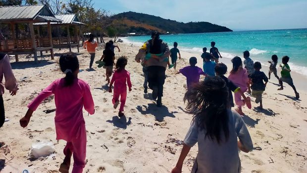 Aipda Nukrah, menjalankan program literasi bagi anak-anak di desa Binaan, Desa Bajo Pulo Kecamatan Sape Kabupaten Bima, NTB yang masuk wilayah 3T. (Istimewa)