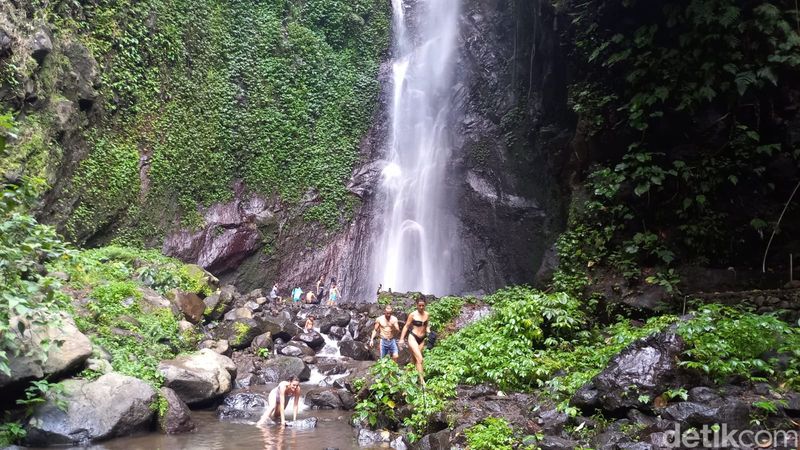 Air Terjun Yeh Mampeh yang berlokasi di Desa Les, Kecamatan Tejakula, Kabupaten Buleleng, Bali. (Foto: Made Wijaya Kusuma/detikBali)