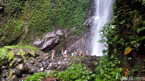 Air Terjun Yeh Mampeh yang berlokasi di Desa Les, Kecamatan Tejakula, Kabupaten Buleleng, Bali.