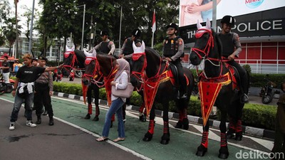Pasukan Polisi Berkuda Jadi Primadona di CFD Bundaran HI