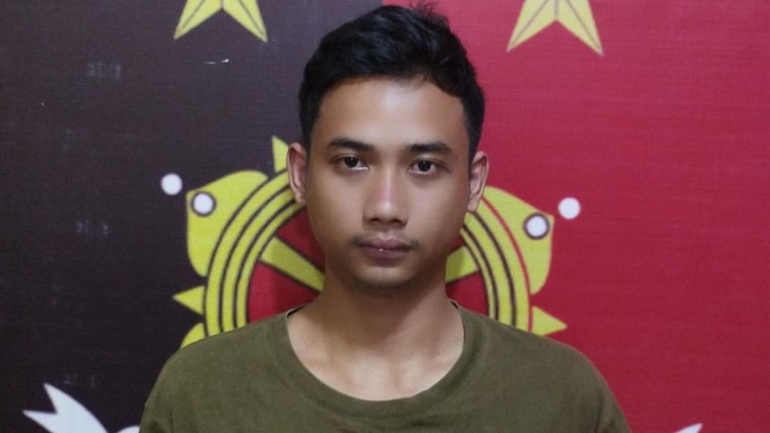 Anggun Setia Budi yang aniaya ibu kandung saat diamankan polisi.