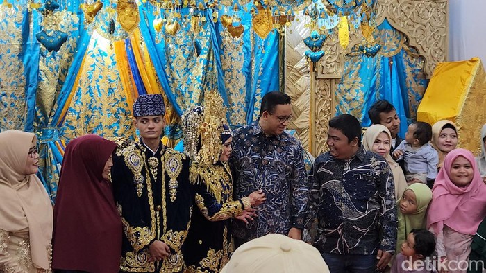 Anies menghadiri pernikahan di Kampung Akuarium (Adrial Akbar/detikcom)