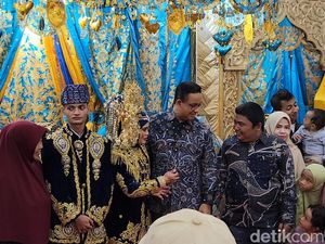 Anies Kondangan ke Nikahan Warga di Kampung Akuarium