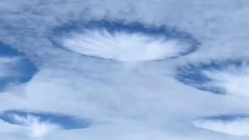 Akun BlacktipH, salah satu influencer yang juga menangkap gambar ini saat sedang berada di tengah laut, memposting video awan tersebut dan berspekulasi tentang keanehannya. Foto:  BlacktipH