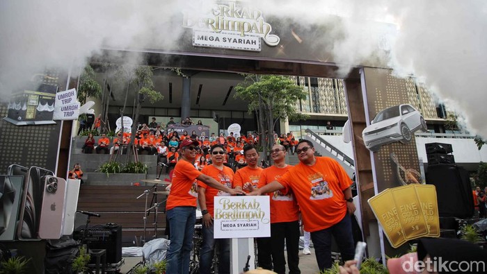 Bank Mega Syariah Luncurkan Program Berkah Melimpah Direktur HC, Risk & Compliance Bank Mega Syariah, Marjana, Direktur Bisnis Rasmoro Pramono Aji, Staff Khusus Dewan Pengawas Syariah Prof. Dr. Muhammad Maksum, Direktur Operation & Transformation Slamet Riyadi dan Digital Business Group Head BMS Sigit Suryawan (kiri ke kanan) memencet tombol saat Grand Launching Program Berkah Berlimpah Mega Syariah (BBM), disala Car Free Day (CFD), di Sarinah, Thamrin, Jakarta, Minggu (3/3/2024).