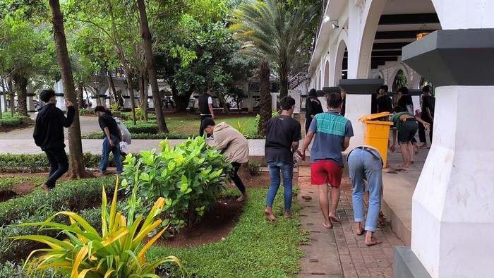 Belasan gangster di Gresik disanksi bersih-bersih alun-alun