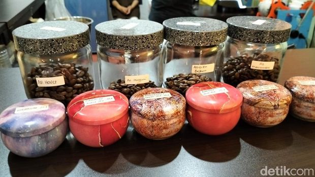 Berbagai biji kopi khas NTT di Kedai Kopi SAa.
