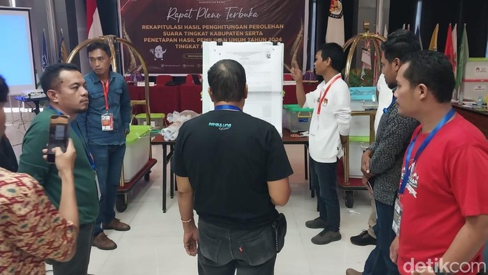 Bawaslu Kabupaten Bone, Sulawesi Selatan (Sulsel) meminta agar Panitia Pemilihan Kecamatan (PPK) Palakka melakukan perhitungan surat suara ulang.