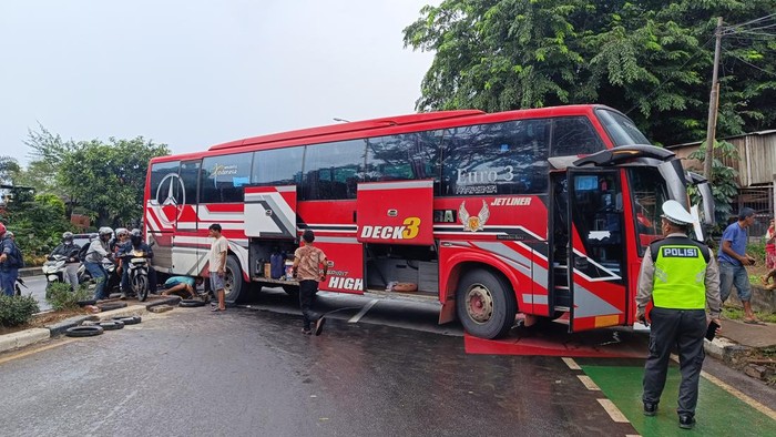 Bus mogok di Jalan Juanda (Rizky Adha/detikcom)