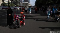 Tampak anak-anak bermain sepeda selama CFD di kawasan Bundaran HI.