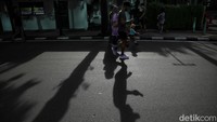 Selain berolahraga warga juga menghabiskan waktu akhir pekan bersama teman dan keluarga di CFD.
