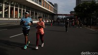 Sejumlah warga berolahraga di kawasan CFD Bundaran HI, Jakarta, Minggu (3/3/202).