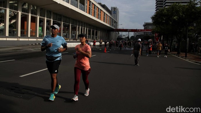 Sejumlah warga berolahraga di kawasan CFD Bundaran HI, Jakarta, Minggu (3/3/202).