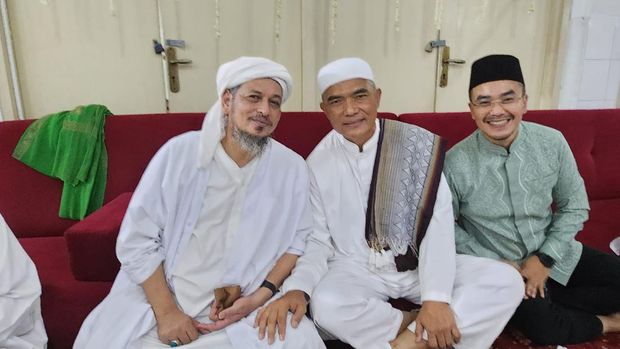 Dirbinmas Polda Metro Jaya Kombes Badya Wijaya bersama para Habib dan Ulama