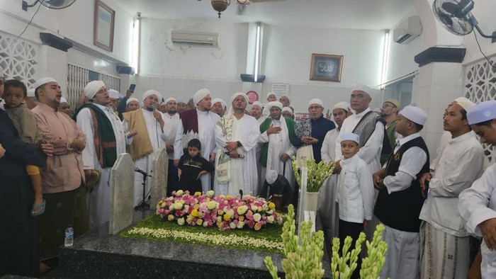 Dirbinmas Polda Metro Jaya Kombes Badya Wijaya bersama para Habib dan Ulama