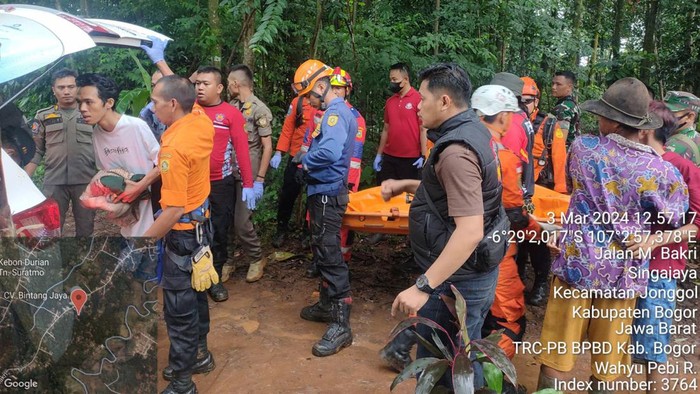 Evakuasi mayat dari dalam lubang sumur (dok. BPBD Bogor)