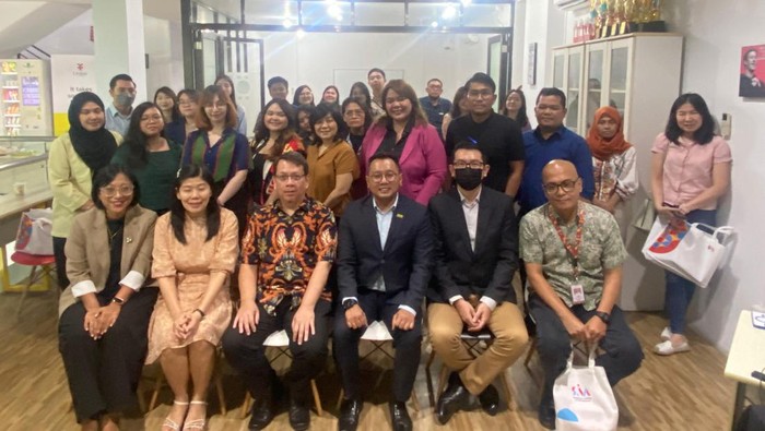 Kesempatan untuk menimba ilmu di universitas-universitas bergengsi seperti RMIT, University of London, dan University of Birmingham tidak lagi hanya impian bagi para siswa di Indonesia. Kini, mereka dapat meraih gelar sarjana dari universitas-universitas terkemuka dunia tersebut tanpa harus pergi jauh, dengan lokasi yang hanya berjarak kurang dari 2 jam dari Jakarta.