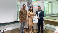 Jurusan Diploma in Management Studies (DMS) dari SIM membuka kesempatan bagi lulusan SMA di Indonesia untuk mengejar pendidikan tinggi di UIC College PIK Campus, Jakarta. Dalam kerjasama dengan UIC College, SIM menghadirkan program diploma in-house-nya di Indonesia, memungkinkan para siswa meraih gelar sarjana melalui universitas ternama di Singapura. SIM bermitra dengan lebih dari 10 Universitas terkemuka secara global.