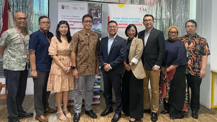 Gandeng SIM, UIC College Buka SIM Diploma in Management Studies Kesempatan untuk menimba ilmu di universitas-universitas bergengsi seperti RMIT, University of London, dan University of Birmingham tidak lagi hanya impian bagi para siswa di Indonesia. Kini, mereka dapat meraih gelar sarjana dari universitas-universitas terkemuka dunia tersebut tanpa harus pergi jauh, dengan lokasi yang hanya berjarak kurang dari 2 jam dari Jakarta.