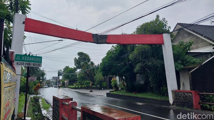 Gapura Pembatas Kalpataru-Kedawung Kota Malang Nyaris Roboh