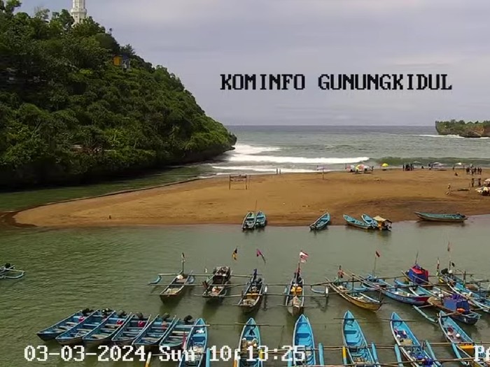 Suasana Pantai Baron di Gunungkidul, Minggu (3/3/2024).