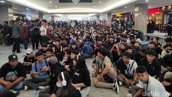 Acaranya diselenggarakan pada tanggal 3 Maret 2024. Di sini para penggemar Free Fire sangat antusias, bahkan sampai mengantri untuk masuk sejak pagi hari. Foto: (Panji Saputro/detikINET).