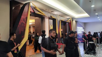 Garena Indonesia memang menawarkan tiket nontonnya secara gratis. Jadi bagi yang sudah terdaftar, bisa langsung registrasi untuk mendapatkan gelang, dan nanti masuk melalui pintu ini. Foto: (Panji Saputro/detikINET).