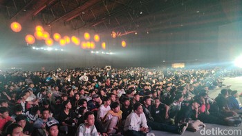 Ini potret para penonton yang menyaksikan laga grand final. Tempat duduk yang disediakan bahkan tidak mampu menampung penonton yang datang. Foto: (Panji Saputro/detikINET).