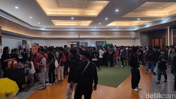 Ketika masuk, penggemar akan disambut oleh beragam booth yang mejual cemilan dan merchandise Free Fire. Foto: (Panji Saputro/detikINET).