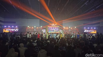 Jadi ada yang lesehan di belakang dan depan stage. Dari informasi yang diberikan Garena Indonesia, bahwa penontonnya yang datang lebih dari 4.500 orang. Foto: (Panji Saputro/detikINET).