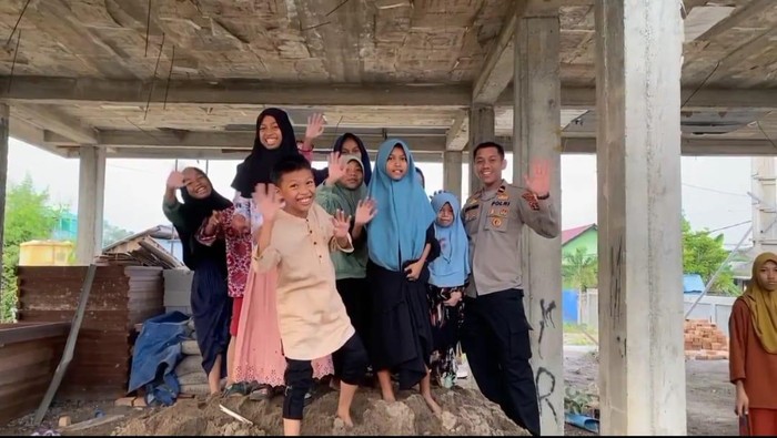 Ipda Apriliando saat bersama anak-anak yatim piatu di Berau, Kalimantan Timur (Kaltim).