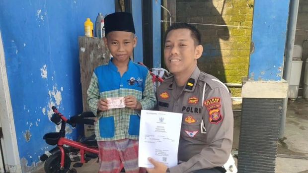 Ipda Apriliando saat bersama anak-anak yatim piatu di Berau, Kalimantan Timur (Kaltim).