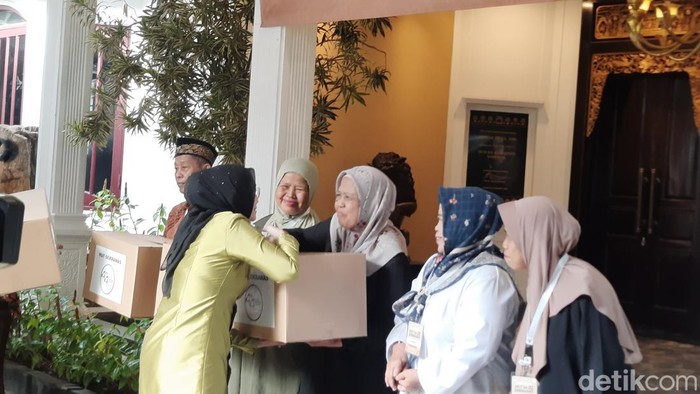 Istri wapres bagikan sembako ke warga (dok istimewa)