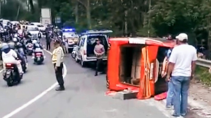 Isuzu Elf terguling di Jalur Sarangan Magetan