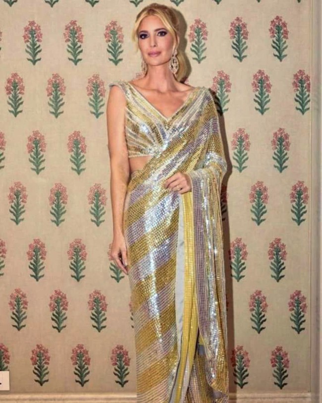 Busana rancangan desainer ternama India, Manish Malhotra, ini dihiasi sequin perpaduan silver dan gold yang membuat penampilannya tampak bling bling. Foto: Reliance group via AP