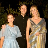 Menyesuaikan dress code, Ivanka mengenakan busana bernuansa India yang ultra-glamor.  Foto: Instagram/@ivankatrump