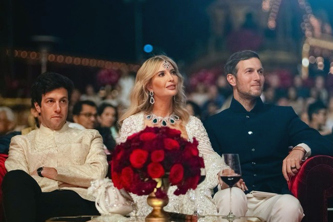 Pesta hari kedua, Sabtu (2/3/2024), Ivanka Trump berganti busana dengan gaun mewah berhias lace, payet serta bordir. Dia juga mengenakan perhiasan kepala khas India dengan taburan berlian dan batu Emerald. Sementara suaminya, Jared Kushner, memakai jas tertutup warna hitam dipadu celana beige. Foto: Reliance group via AP
