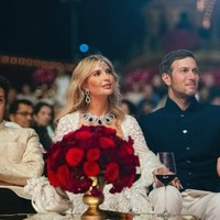 Pesta hari kedua, Sabtu (2/3/2024), Ivanka Trump berganti busana dengan gaun mewah berhias lace, payet serta bordir. Dia juga mengenakan perhiasan kepala khas India dengan taburan berlian dan batu Emerald. Sementara suaminya, Jared Kushner, memakai jas tertutup warna hitam dipadu celana beige. Foto: Reliance group via AP