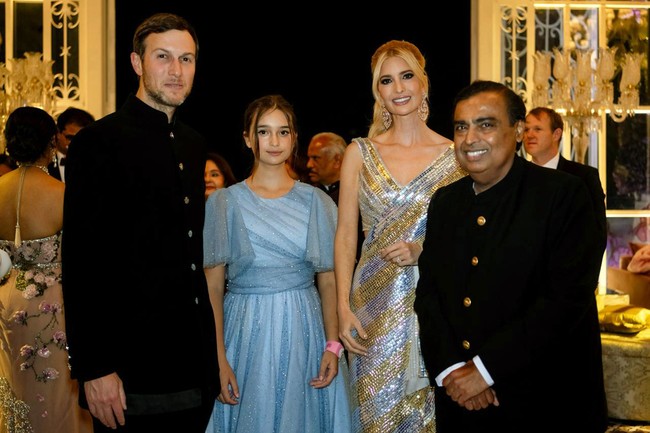 Ivanka Trump bersama suaminya, Jared Kushner, dan putrinya Arabella Rose ikut dalam kemeriahan pesta tiga hari yang digelar keluarga Ambani jelang pernikahan Anant Ambani dan Radhika Merchant di Jamnagar, India. Foto: Reliance group via AP