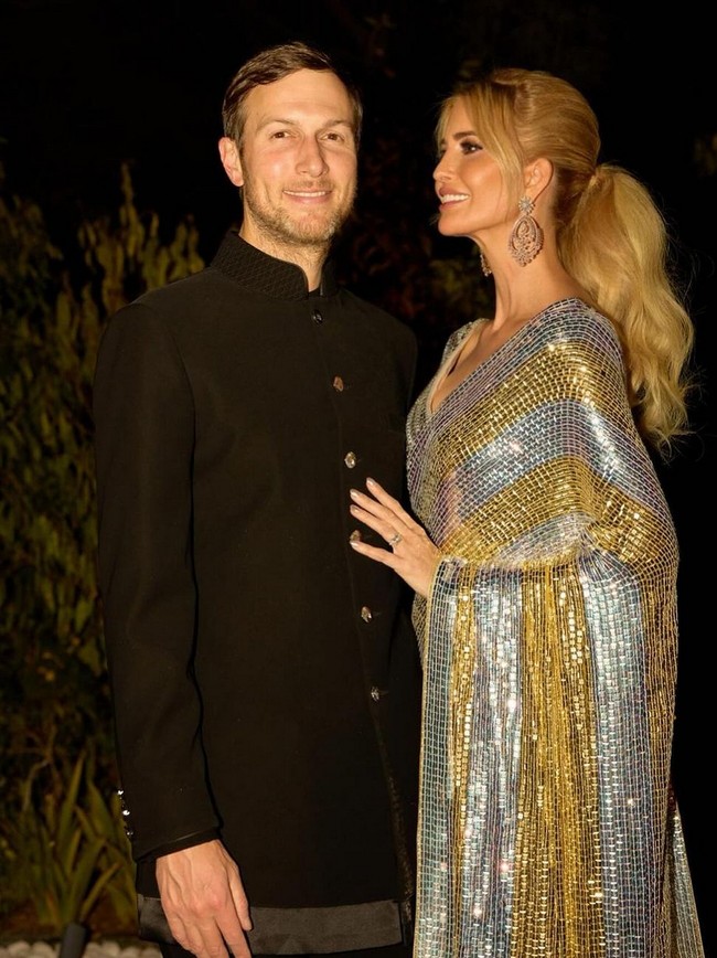 Busana pengusaha sekaligus politikus ini terdiri dari lehenga dan sari yang dimodifikasi agar terlihat lebih universal. Foto: Instagram/@ivankatrump