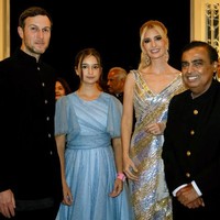 Ivanka Trump bersama suaminya, Jared Kushner, dan putrinya Arabella Rose ikut dalam kemeriahan pesta tiga hari yang digelar keluarga Ambani jelang pernikahan Anant Ambani dan Radhika Merchant di Jamnagar, India. Foto: Reliance group via AP