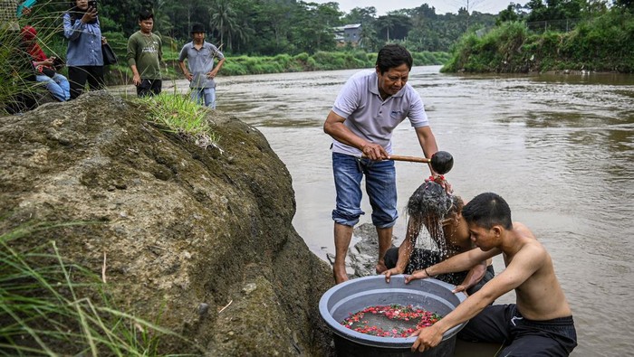 Sejumlah warga mengikuti tradisi Padusan di Sungai Cisadane, Setu, Tangerang Selatan, Banten, Minggu (3/3/2024). Tradisi Padusan dengan menggunakan air kembang dari Sungai Cisadane tersebut merupakan tradisi masyarakat setempat untuk membersihkan diri jelang bulan Ramadhan. ANTARA FOTO/Sulthony Hasanuddin/YU